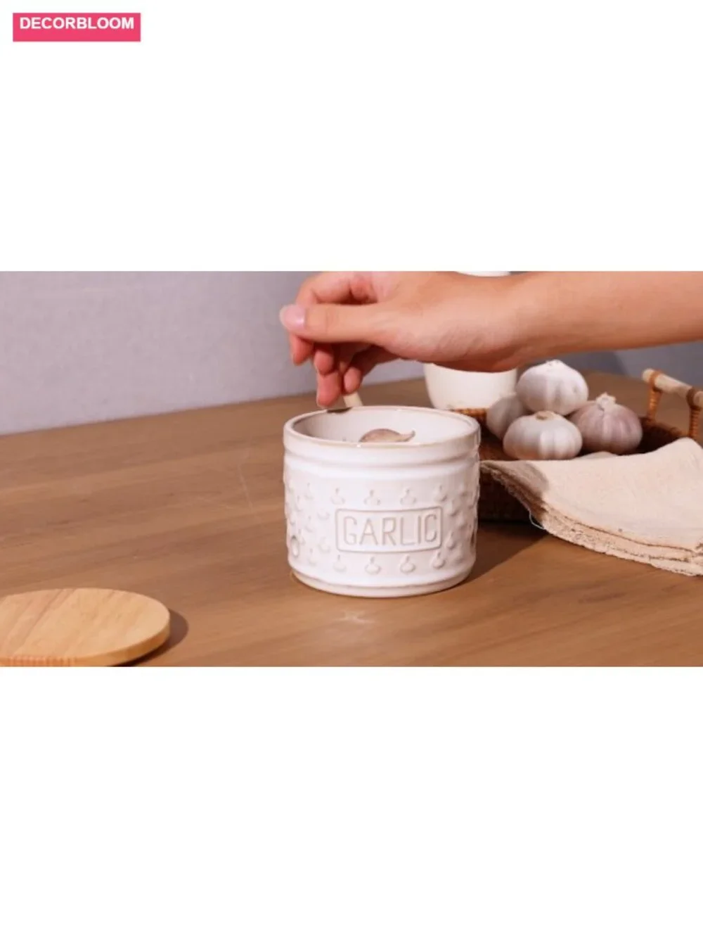 Ceramic Garlic Keeper with Lid, Garlic Holder 4.3-Inch